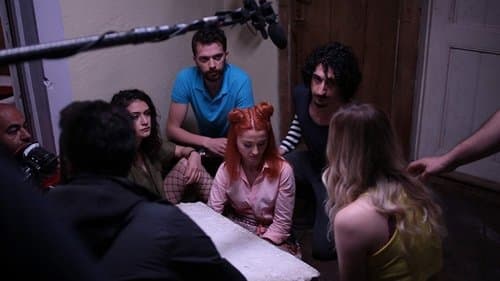 Üç Harflilerin Musallat Olduğu Büyülü Konakta Ruh Çağıran Gençlerin Hazin Hikayesi